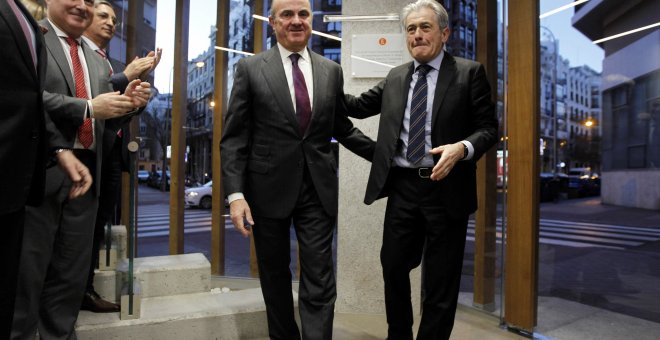 El ministro de Economía, Luis de Guindos, y el presidente del Consejo General de Economistas, Valentín Pich, durante la inauguración de la nueva sede de dicha entidad, en Madrid. EFE/ Paolo Aguilar