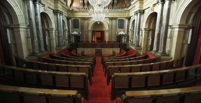 Vista del salón de sesiones del Parlament de Cataluña poco antes de la hora en la que debía comenzar el pleno de investidura del próximo presidente de la Generalitat. EFE/Andreu Dalmau