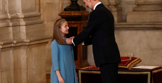 El Rey impone un lazo representativo  Rel Toisón de Oro a la princesa de Asturias