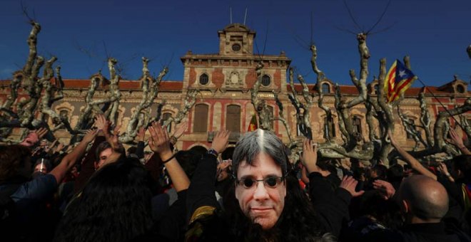 Miles de personas protestan frente al Parlament, ya dentro del parque de la Ciutadella. | SERGIO PÉREZ (EFE)