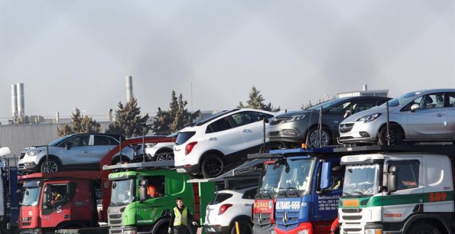 Camiones cargados de vehículos en la factoría de Opel en Figueruelas, Zaragoza. EFE