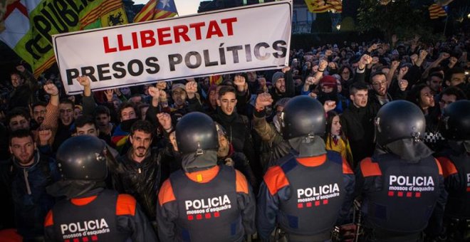 Agentes antidisturbios de los Mossos d'Esquadra se han desplegado frente al Parlament. - EFE