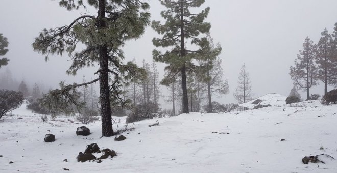 Canarias está en alerta por un temporal con lluvias, vientos fuertes y nieve. / @CarlBeltrn