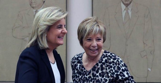 La ministra de Empleo y Seguridad Social, Fátima Báñez, junto a Celia Villalobos (d) durante su comparecencia hoy en la Comisión del Pacto de Toledo junto a la presidenta de dicha comisión, Celia Villalobos. | BALLESTEROS (EFE)