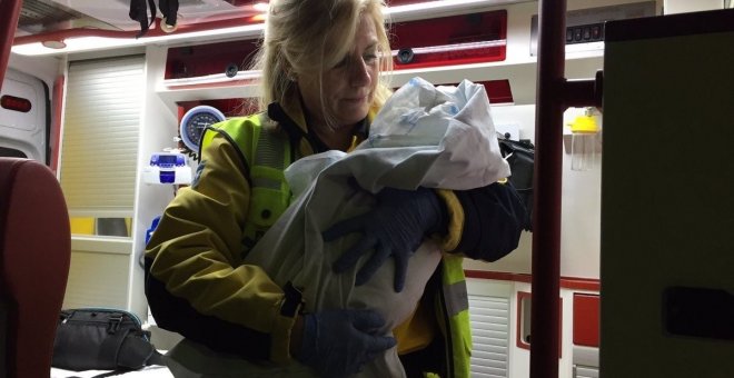 Hallan a una bebé de pocos días abandonada en la puerta de una parroquia en Madrid. / Europa Press