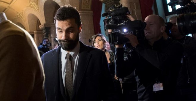 El presidente del Parlament, Roger Torrent, a su llegada esta mañana a la cámara catalana, que permanece con sus accesos cerrados y custodiado por los Mossos d'Esquadra, el día después de su decisión de aplazar el pleno de investidura de Carles Puigdemont