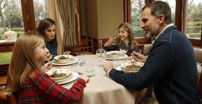 Imagen de los reyes de España junto a sus dos hijas.- CASA REAL