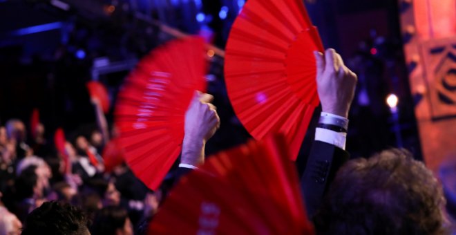 Actrices y actores agitan abanicos para reivindicar la igualdad en el cine español durante la gala de los Goya 2018./REUTERS