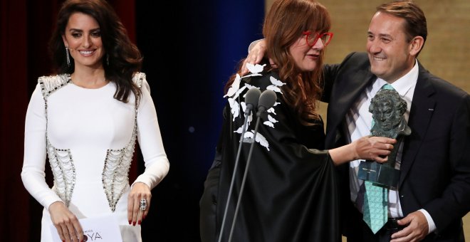 Isabel Coixet (centro) recibe el Goya a la Mejor Película.  REUTERS/Susana Vera