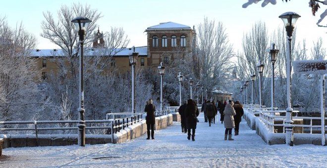 Aspecto que presenta la capital leonesa en medio del temporal de frío y nieve. / EFE