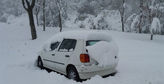 Complicaciones por la nieve: Cortado un tramo de la AP-6 y afectadas otras 300 carreteras. / Europa Press