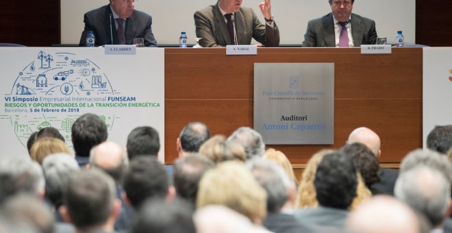 El ministro de Energía, Álvaro Nadal (c), junto al presidente de Enagás, Antonio Llardén (i) y Borja Prado (d), presidente del Club Español de la Energía y de Endesa, durante la inauguración en Barcelona del VI Simposio Internacional Funseam, cita de refe