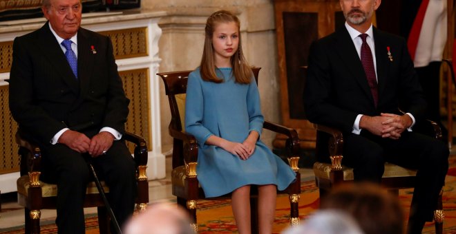 Las tres generaciones recientes de la monarquía española, juntas. Juan Carlos, Leonor y Felipe (de izq. a dcha.) durante la celebración 50 cumpleaños del actual rey y la entrega del Toisón de Oro a su hija. / Reuters