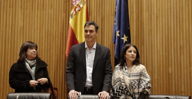 El secretario general del PSOE, Pedro Sánchez (c) junto a la portavoz del partido, Adriana Lastra (d) y la presidenta de la formación, Cristina Narbona (i), durante la reunión que el Grupo Parlamentario Socialista ha celebrado en el Congreso de los Diputa