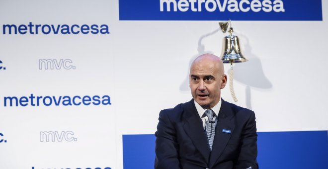 El presidente de Metrovacesa, Ignacio Moreno Martínez, momentos antes de realizar el tradicional toque de campana en el debut bursátil de la inmobiliaria. EFE/Emilio Naranjo