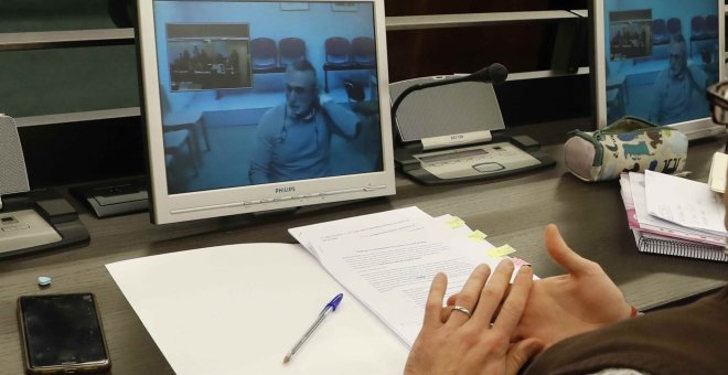 Fotografía tomada de un monitor de la sala de prensa del Congreso de los Diputados durante la comparecencia por videoconferencia del considerado cabecilla de la trama Gürtel, Francisco Correa. EFE/ Javier Lizon