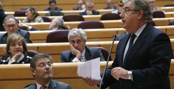 El Ministro del Interior, Juan Ignacio Zoido (d), interviene en la sesión de control al Gobierno, esta tarde en el Senado, en Madrid. EFE/Zipi