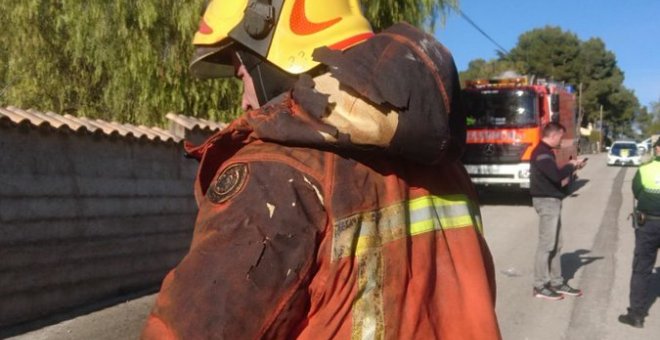 Bombero que ha participado en la extinción del incendio en Ontinyent. BOMBEROS DE VALENCIA