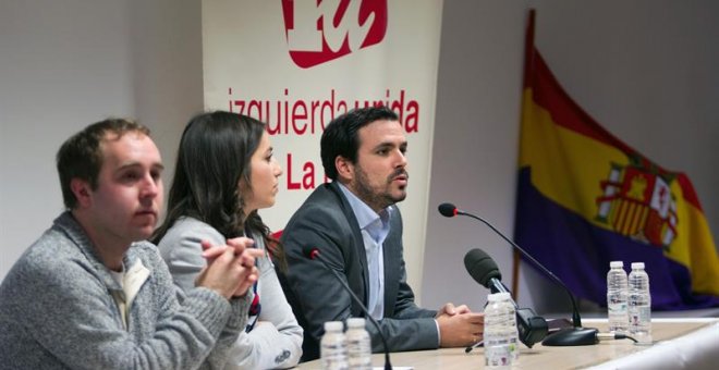 El coordinador general de IU, Alberto Garzón (d), acompañado por la concejal, Idoia Eguileor (c), y el coordinador general de IU, en La Rioja, Diego Mendiolaha (d), durante su participación en un acto público de Izquierda Unida celebrado hoy en Logroño. E