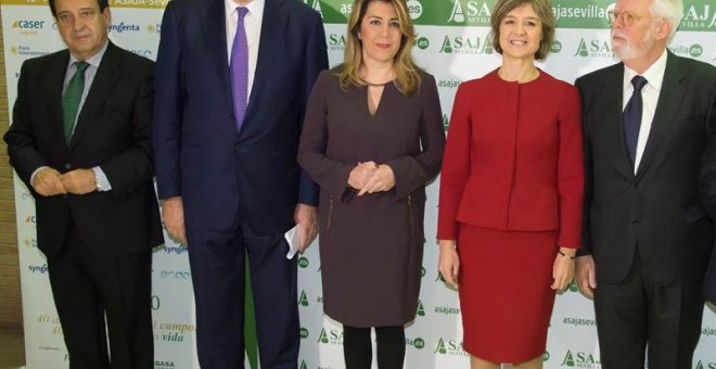 La presidenta de la Junta de Andalucía, Susana Díaz, de morado junto a la ministra de Agricultura y Pesca, Alimentación y Medio Ambiente, Isabel García Tejerina, los actos del 40 aniversario de la organización agraria Asaja Sevilla. | RAÚL CARO (EFE)