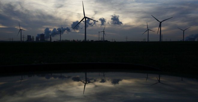 Un parque de aerogeneradores junto a una central térmiCa de la alemana RWE, cerca de Colonia. REUTERS