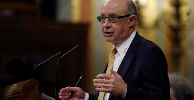 El ministro de Hacienda, Cristóbal Montoro, interviene desde la tribuna de oradores durante el pleno celebrado hoy en el Congreso de los Diputados. EFE/Juan Carlos Hidalgo