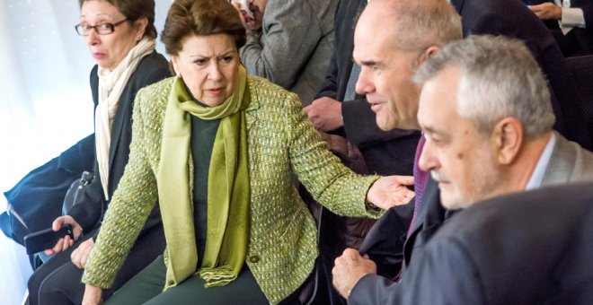 La exconsejera de Economía y Hacienda y exministra de Fomento, Magdalena Álvarez, conversa con los expresidentes de la Junta de Andalucía Manuel Chaves y José Antonio Griñán, junto a la ex consejera de Economía Carmen Martínez Aguayo, en la sala de la Aud