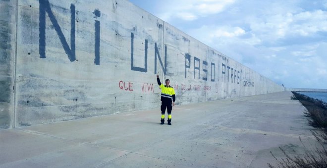 Trabajador de la empresa amarradora del Puerto de Barcelona. CNT PORTUARIOS