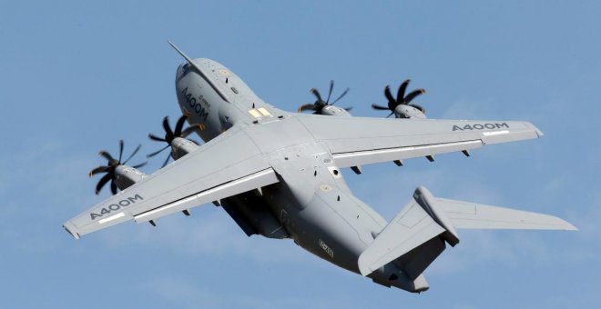 El avión de transporte militar A400M de Airbus, en vuelo de demostración cerca de París. REUTERS/Pascal Rossignol