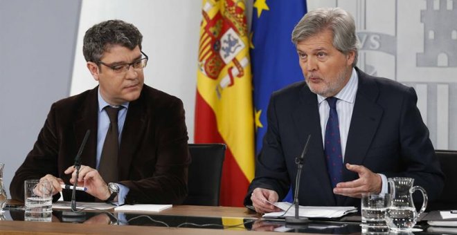 El ministro de Educación y portavoz del Gobierno, Íñigo Méndez de Vigo (d), y el ministro de Energía, Turismo y Agenda Digital, Álvaro Nadal (i), durante la rueda de prensa que han ofrecido tras la reunión del Consejo de Ministros . EFE/Paco Campos