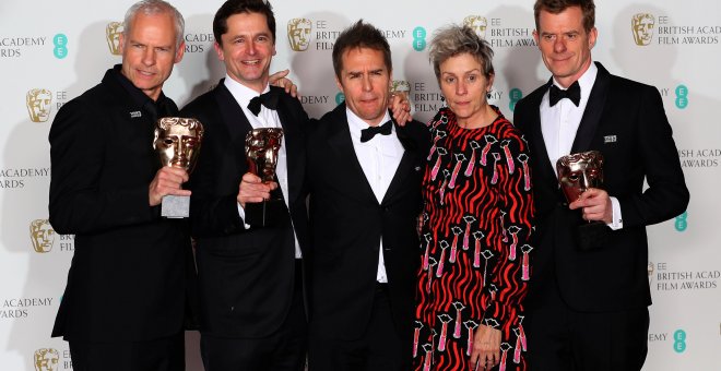 Martin McDonagh, Peter Czernin, Sam Rockwell y Graham Broadbent posan con Frances McDormand, mientras que sostienen sus trofeos de los Premios BAFTA. REUTERS/Hannah McKay