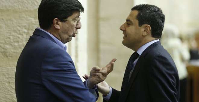 El presidente de Ciudadanos en Andalucía, Juan Marín, y el del PP-A, Juan Manuel Moreno, conversando en el Parlamento andaluz. EFE