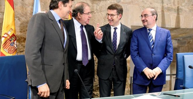 El jefe del Ejecutivo de Castilla y León, Juan Vicente Herrera (2i), acompañado por los presidentes de Galicia, Alberto Núñez Feijóo (2d), Asturias, Javier Fernández (i) y Aragón, Francisco Javier Lambán. /EFE