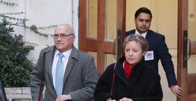 El máximo responsable de Oxfam, Mark Goldring (i), y la presidenta del consejo de administración de Oxfam, Caroline Thomson, a su salida del Departamento de Comercio y Desarrollo Internacional en Londres, Reino Unido. EFE