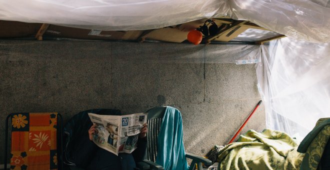 Carpa de plástico bajo la que se guarecen los primeros devotos del Cristo de Medinaceli. / FOTOS: TONI JULIÁ