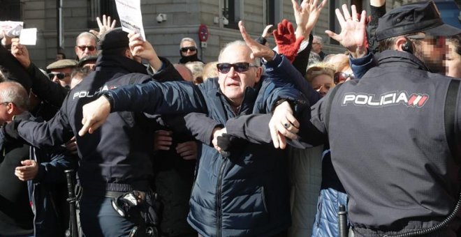 Miles de jubilados, que secundan una concentración en defensa del sistema público de pensiones, han cortado hoy la Carrera de San Jerónimo en Madrid cerrando así el acceso al Congreso de los Diputados desde la Plaza de Neptuno hasta la calle Cedaceros. La