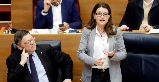 La vicepresidenta del Consell, Mónica Oltra, junto al president de la Generalitat, Ximo Puig, durante la sesión de control en el pleno de Les Corts. EFE/Kai Försterling