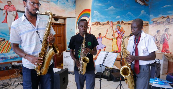 Debido a la peligrosidad del barrio, los estudiantes no pueden sacar los instrumentos para practicar en casa y deben aprovechar al máximo las horas de ensayo. - ART OF MUSIC FOUNDATION