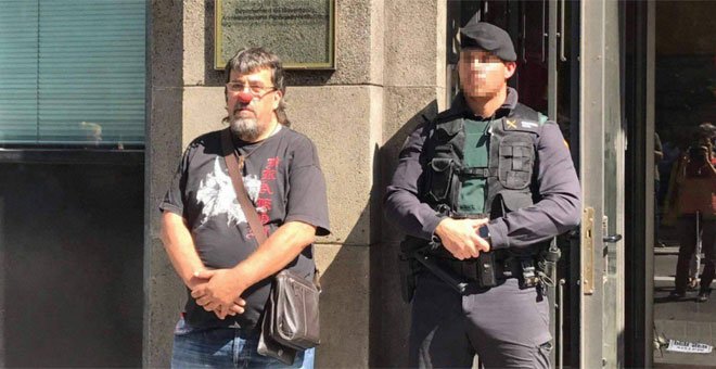 Jordi Pesarrodona con una nariz de payaso junto a un Guardia Civil durante los registros a la sede de la Generalitat del pasado 20 de septiembre. - @Pesacapsada