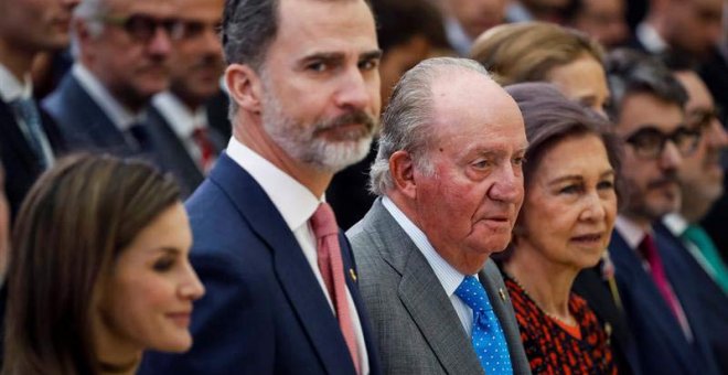 Los Reyes Felipe VI y Letizia, junto a los Reyes eméritos Juan Carlos y Sofía, durante el acto de entrega de los Premios Nacionales del Deporte 2016 celebrado esta semana. | EFE