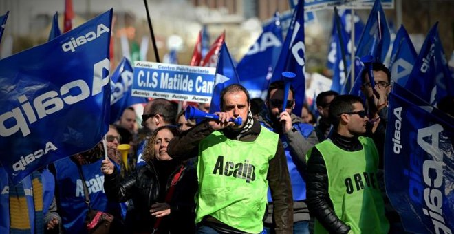 Funcionarios de prisiones durante la manifestación que han protagonizado hoy en Madrid para "visibilizar el descontento general del colectivo" por los recortes salariales de los últimos diez años, la falta de personal y medios en las cárceles y la supresi