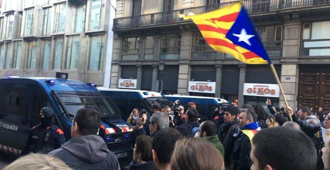 Els Mossos d'Esqiadra acordonen el perímetre al voltant del Palau de la Música, per barrar el pas a manifestants contra la presència del rei / ER