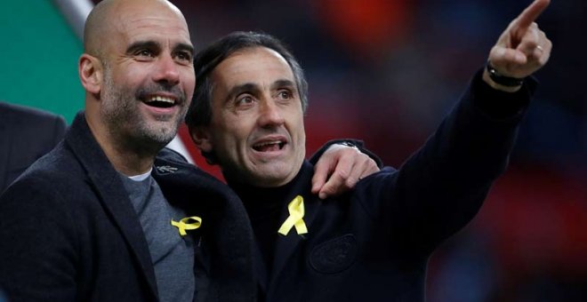 Pep Guardiola, junto a su ayudante Manel Estiarte, celebre la victoria de su equipo en la Copa de la Liga. | REUTERS