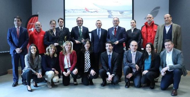 En el centro de la imagen, Fernando Candela, consejero delegado de Iberia Express, Willie Walsh, consejero delegado de IAG, y Luis Gallego, presidente de Iberia, rodeados de trabajadores de Iberia e Iberia Express.