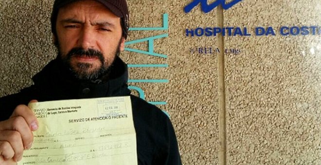 Carlos López Riopedre frente al Hospital da Costa en Burela.