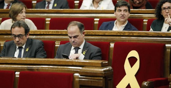 Los diputados de JxCat, Jordi Turull (d), y Josep Rull (i), durante el pleno del Parlament en el que se votará una propuesta de JxCat para legitimar a Carles Puigdemont que, aunque finalmente no incluirá la propuesta de la CUP de reafirmar la declaración