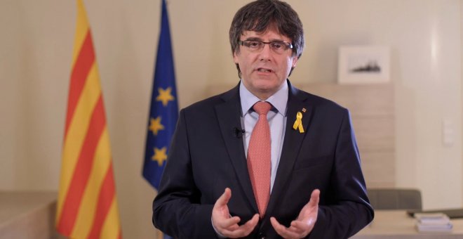 Imagen de Carles Puigdemont tomada del vídeo difundido por redes sociales donde anuncia su "retirada" de la investidura como presidente de la Generalitat. / Reuters