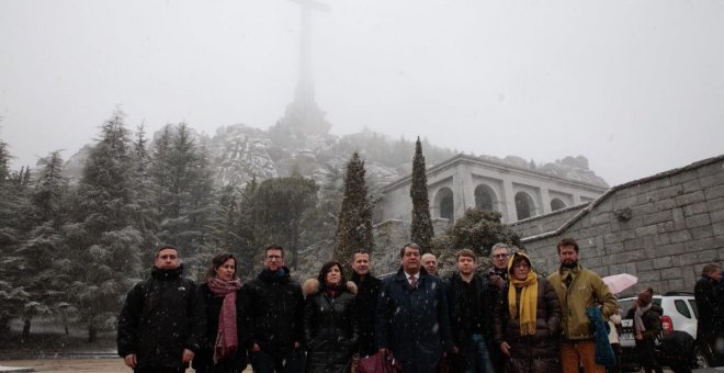 Los eurodiputados durante la visita este viernes al Valle de los Caídos.