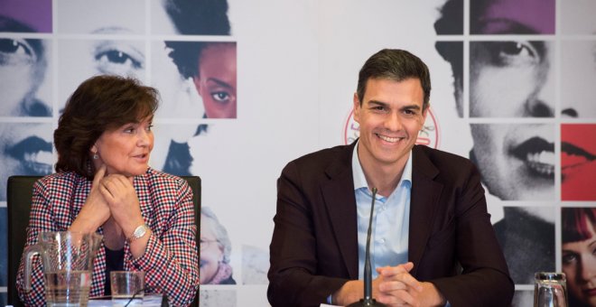 El secretario general, Pedro Sánchez y la secretaria de Igualdad, Carmen Calvo, durante la reunión del Consejo Asesor para las Políticas de Igualdad del PSOE, en la sede socialista de Ferraz. EFE/Luca Piergiovanni