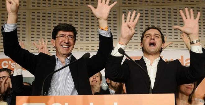 El candidato de Ciudadanos a la Presidencia de la Junta de Andalucia, Juan Marín, acompañado por el lider nacional, Albert Rivera, tras conocerse el resultado final de las elecciones andaluzas en 2015. EFE